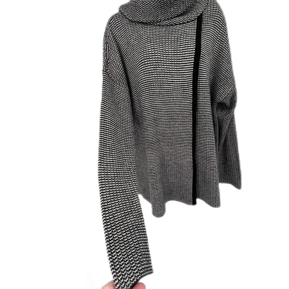 Charlie Paige Sweater/Poncho Cowl Neck Front Crossover L XL Black White Swing - Picture 7 of 7